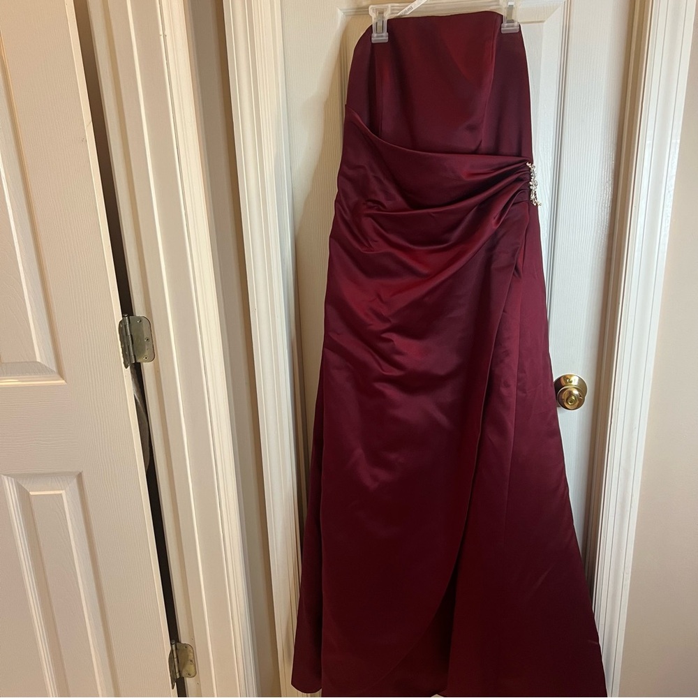 David’s Bridal Formal Wedding Prom Bridesmaid Strapless Burgundy Dress Size 10